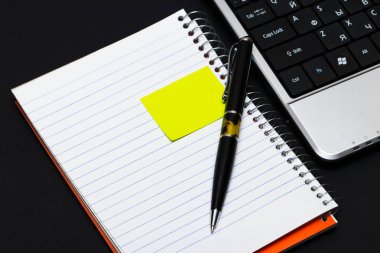 Çalışma alanı: Not defteri ve siyah laptop ile