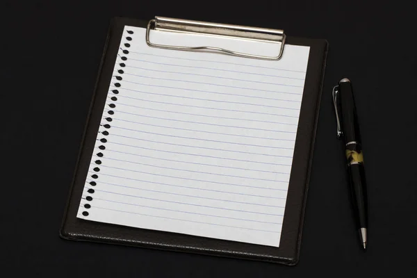 Beyaz kağıt ve kalem siyah masada — Stok fotoğraf