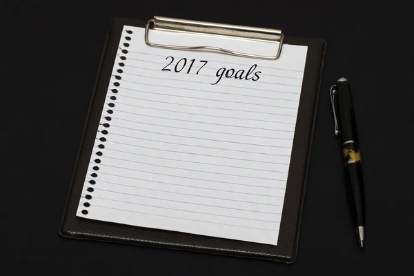 Вид зверху на буфер обміну і білий аркуш, написаний з цілями 2017 року — стокове фото
