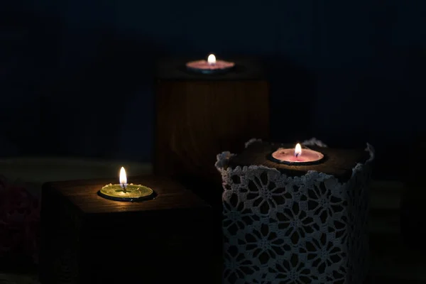 Белая свеча на темном фоне - в деревянном подсвечнике — стоковое фото