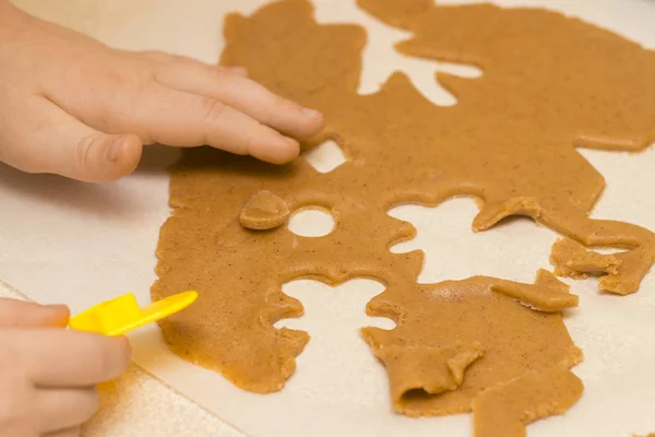 Hacer galletas caseras de Navidad en varias formas — Foto de Stock