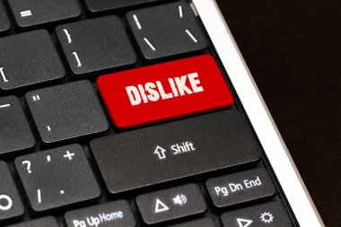 Kırmızı gir düğmesini üzerinde siyah klavyede sevmemek