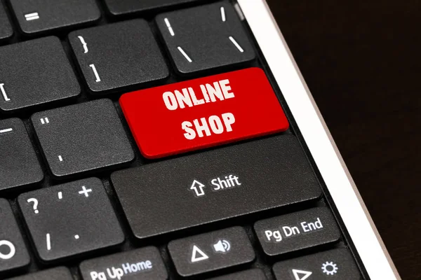 Интернет-магазин на красной кнопке ввода на черной клавиатуре — стоковое фото