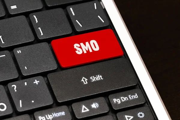 SMO en el botón rojo Enter en el teclado negro —  Fotos de Stock