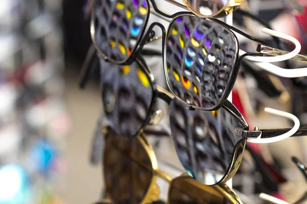 Óculos de sol em que outros óculos de cores diferentes são displa — Fotografia de Stock