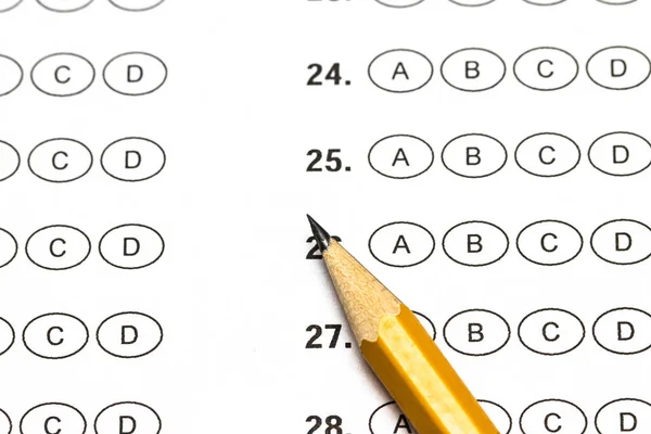 Testu skóre list s odpovědí a tužka — Stock fotografie