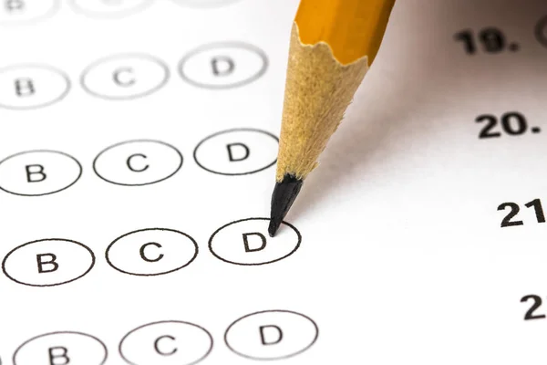 Hoja de puntuación de prueba con respuestas y lápiz. Primer plano. . — Foto de Stock