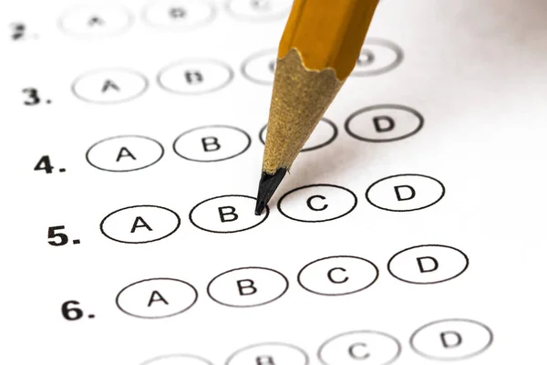 Hoja de puntuación de prueba con respuestas y lápiz. Primer plano. . — Foto de Stock