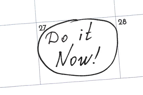 "Κάντε το τώρα "είναι το κείμενο γραμμένο στο ημερολόγιο με ένα μαύρο Μαρ — Φωτογραφία Αρχείου