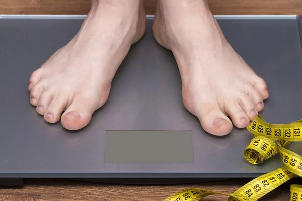 体重計で人と体重の概念を失うキロを測定 — ストック写真