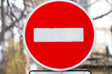 Yasak. Pass bir iz yok. Yolda yol işareti