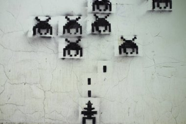 Eski bir duvara boyalı eski bilgisayar oyunu