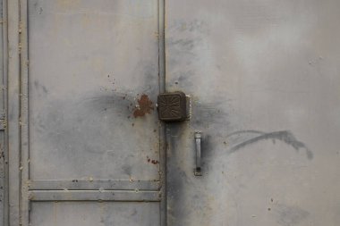 Eski gri metal kapı, arka plan asma kilit