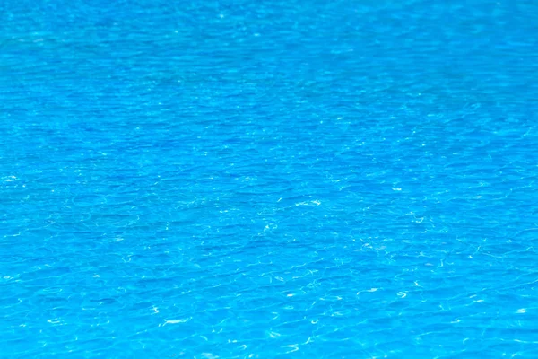 Fondo ondulado de agua azul en la piscina — Foto de Stock