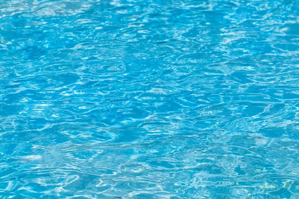 Fondo ondulado de agua azul en la piscina — Foto de Stock