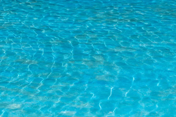 Mavi su yüzme havuzunda dalgalanan arka plan