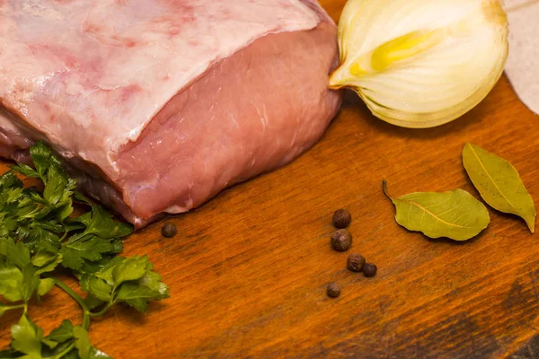 Vers rauw vlees met kruiden op houten achtergrond — Stockfoto