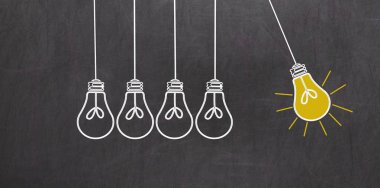 Harika bir fikir. Yaratıcılık kavramı ile kara tahta üzerinde Işık Ampüller