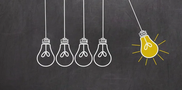 Harika bir fikir. Yaratıcılık kavramı ile kara tahta üzerinde Işık Ampüller
