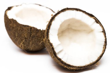 Hindistan cevizi ile bir buçuk beyaz arka planda, portre