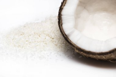 Hindistan cevizi hindistan cevizi pul ile izole beyaz arka plan üzerinde