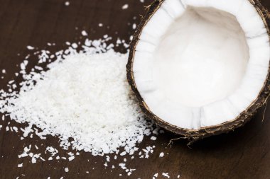 Hindistan cevizi hindistan cevizi pul ile izole ahşap arka plan üzerinde