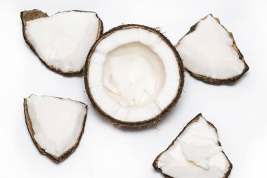 Beyaz arkaplanda izole edilmiş hindistan cevizi parçaları