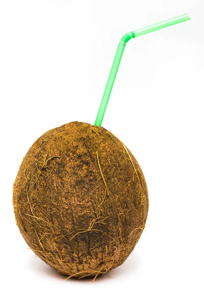 椰子鸡尾酒用绿色的稻草上白色孤立 — 图库照片