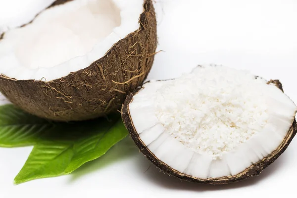 Cocos com flocos de coco isolados no fundo branco — Fotografia de Stock