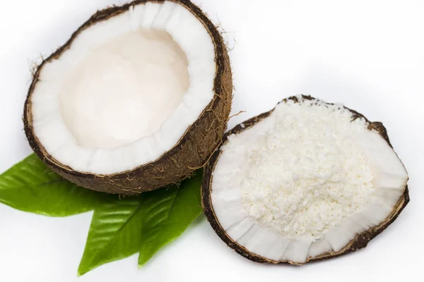 Kokosnoten met kokosnoten vlokken geïsoleerd op de witte achtergrond — Stockfoto