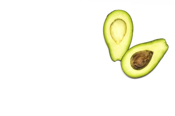 Половина свежего авокадо, изолированного на белом — стоковое фото