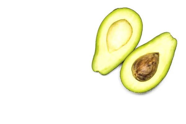 Helft van verse avocado geïsoleerd op wit — Stockfoto