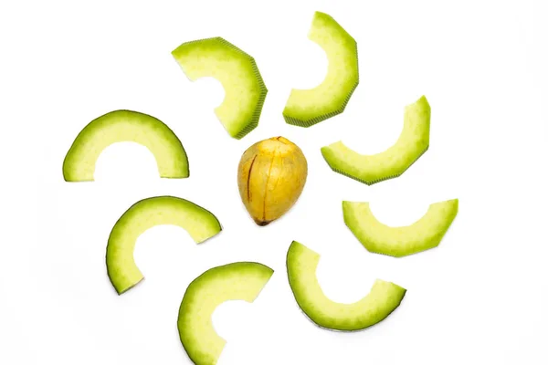 Ломтики авокадо, изолированные на белом — стоковое фото