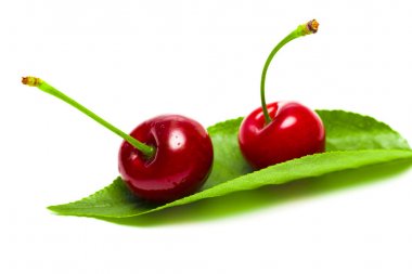 Beyaz arka plan üzerinde izole kiraz