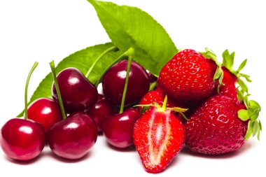 arka plandan taze olgun çilek ve vişne