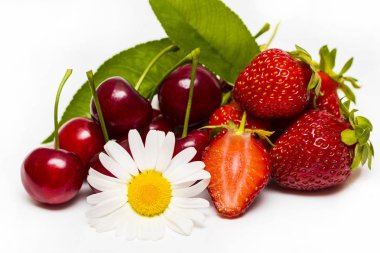 arka plandan taze olgun çilek ve vişne