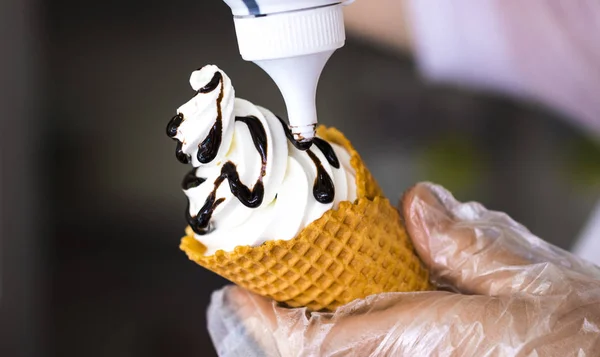 Preparação de sorvete em um copo de waffle — Fotografia de Stock