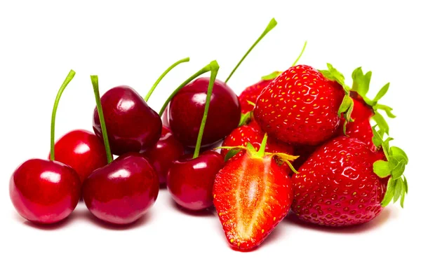 Bakgrund från färska mogna jordgubbar och körsbär — Stockfoto