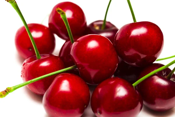 Cerezas aisladas sobre fondo blanco —  Fotos de Stock