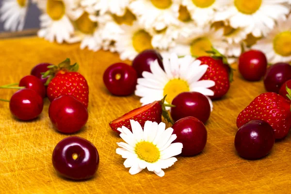 arka plandan taze olgun çilek ve vişne