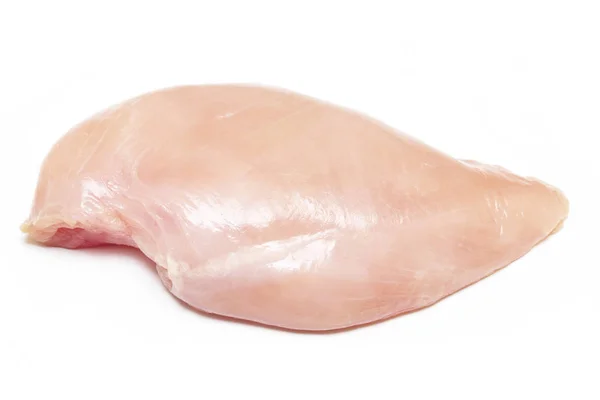 Peito de frango cru isolado no fundo branco — Fotografia de Stock