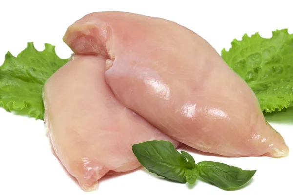 Dvě čerstvé syrové kuřecí prsa na bílém pozadí — Stock fotografie