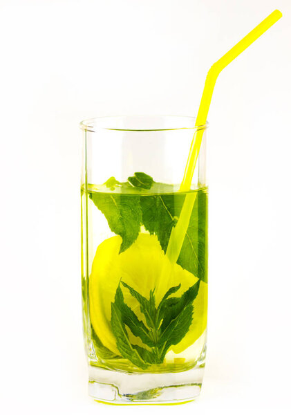 Стакан лимонада изолирован на белом фоне