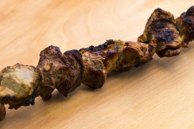 Domuz eti şiş kebap ahşap bir masa üzerinde