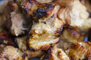 Domuz eti şiş kebap ahşap bir masa üzerinde