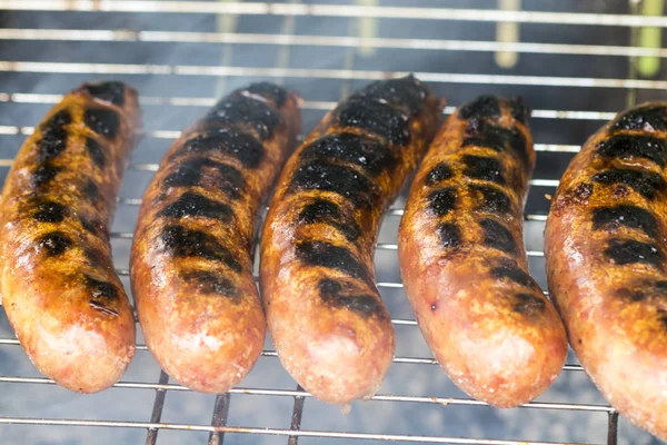 Salchichas a la parrilla en llamas —  Fotos de Stock