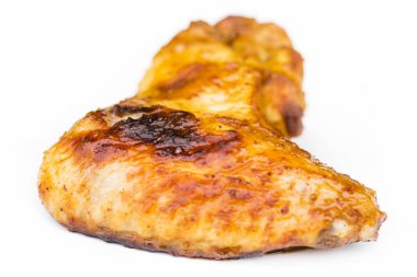 Izgara tavuk kanatları, tepsi ile seçici odak vurdu