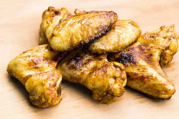 Barbecue chicken wings close up on wooden tray shot with selecti — Stock Photo, Image