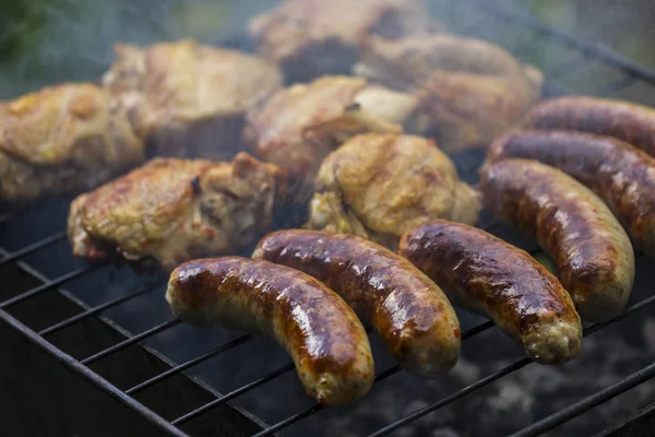 Diverse heerlijke gegrilde vlees met plantaardige over de kolen op — Stockfoto