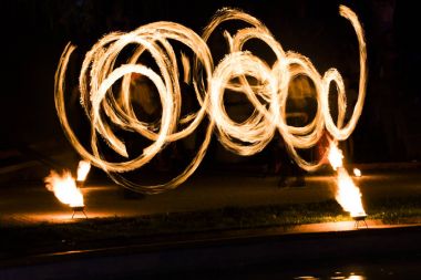 Ateş gösterisi ve gece parlayan kıvılcımlar